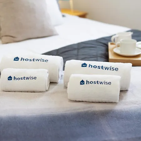 Host Wise - Flat W Free Private Parking - Bright & Cozy *