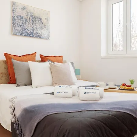 Host Wise - Flat W Free Private Parking - Bright & Cozy Apartment *